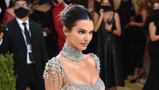 Trang phục 'hút mắt' của các siêu sao tại thảm đỏ Met Gala 2021