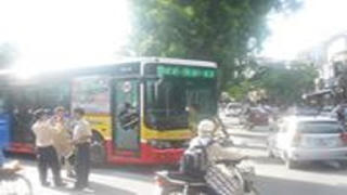 Đập vỡ cửa kính xe bus do xảy ra va quệt