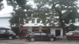 Nam thanh niên ngỗ ngược xông  vào trụ sở Công an