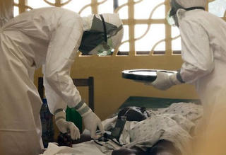 Triệu tập 2 người tung tin đồn Việt Nam có bệnh nhân Ebola