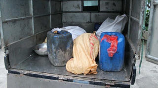 “Triệt phá” lò sản xuất mỡ lợn bẩn tại Hà Nội