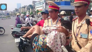 Va quyệt trên đường, thai phụ được lực lượng CSGT đưa đi cấp cứu