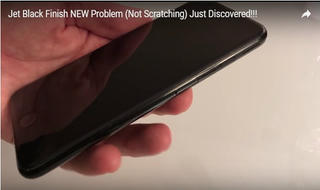 Chữ trên iPhone 7 Jet Black bị dính theo lớp dán bảo vệ