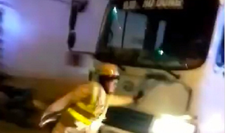 Tài xế bất chấp lao thẳng vào CSGT Hà Nội