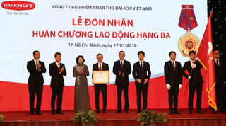 Công ty BHNT Dai-ichi Việt Nam đón nhận Huân chương Lao động Hạng Ba