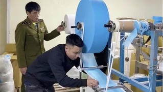 Chuyển hồ sơ sang cơ quan cảnh sát điều tra xử lý vụ dùng giấy vệ sinh sản xuất khẩu trang kháng khuẩn 