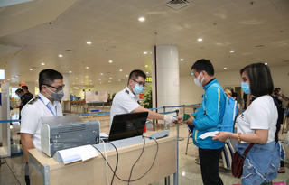 Hướng dẫn khách nhập cảnh vào Việt Nam thực hiện khai báo y tế tại sân bay Nội Bài