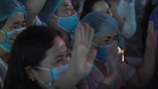 0h ngày 12/4: Vỡ òa phút dỡ cách ly, Bệnh viện Bạch Mai sang 'kỷ nguyên mới' 