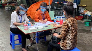 Quận Ba Đình tổ chức xét nghiệm nhanh  Covid-19 cho tiểu thương chợ Long Biên