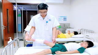 Bé trai hoại tử đùi và chân vì cha mẹ bôi thuốc đỏ