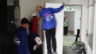 Bắt đầu tháo dỡ tầng 18 của công trình 8B Lê Trực