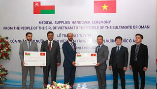 100.000 khẩu trang y tế được trao tặng nhân dân Ô-man phục vụ chống dịch Covid-19 