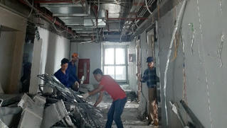 Đã tháo dỡ xong trần và hệ thống điều hòa tầng 18 công trình 8B Lê Trực