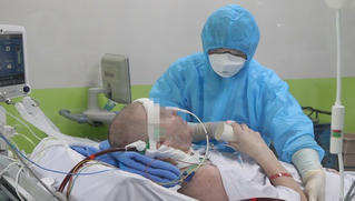 Bệnh nhân 91 có thể mỉm cười và bắt tay bác sĩ 
