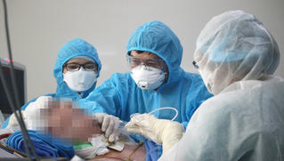 Phi công người Anh bắt đầu ăn qua đường tiêu hóa, phổi đã hồi phục 60%