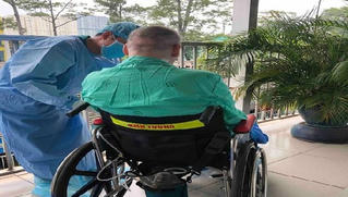 Qua 85 ngày điều trị, BN91 đã vận động hai chi trên gần bình thường