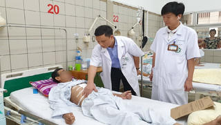 Hút thuốc lào và uống rượu 'thâm niên', cùng lúc phát hiện 2 bệnh ung thư