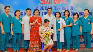 Thứ trưởng Bộ Y tế chúc mừng em bé đầu tiên ra đời bằng kỹ thuật thụ tinh trong ống nghiệm tại Hưng Yên