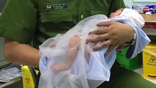 Bé trai sơ sinh bị bỏ trong làn nhựa với lời nhắn 'ai nhặt được nuôi giúp'