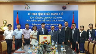 Bộ Y tế Việt Nam tặng Bộ Y tế CHDCND Lào 200.000 khẩu trang y tế 