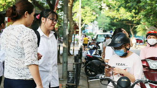 Hà Nội thi tuyển sinh lớp 10: Phụ huynh đưa con đi thi từ 6h sáng