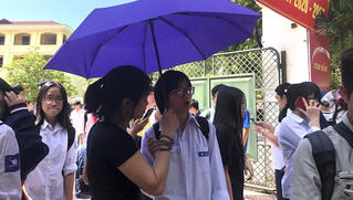 Kết thúc môn thi cuối, thí sinh thở thào nhẹ nhõm 