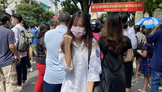 Kết thúc môn thi Ngữ Văn: Thí sinh vui mừng vì đề thi “dễ thở“