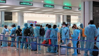 Cận cảnh chuyến bay thương mại quốc tế đầu tiên về Việt Nam sau thời gian ảnh hưởng dịch Covid-19