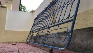 Sập cổng trường, một học sinh lớp 3 bị thương 