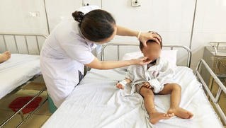  Bé trai 3 tuổi giập mi mắt do bị dây co bắn vào trong lúc chơi đùa