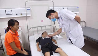 Bé trai 7 tuổi bị tái phát hội chứng thận hư do uống thuốc nam