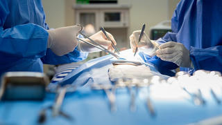 Nam thanh niên phải cắt bỏ tinh hoàn vì đến bệnh viện muộn