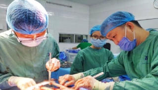 Đang ngồi nhậu, người đàn ông bị người lạ dùng vật nhọn đâm thủng tim