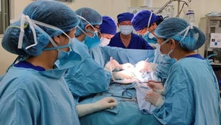 Phẫu thuật thành công cho bé trai mắc hội chứng thai ký sinh