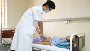 Bé trai 11 tuổi bị thủng dạ dày tá tràng
