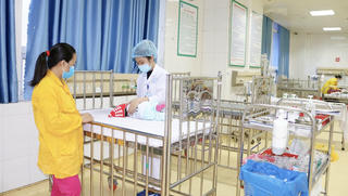 Bé 2,5 tháng tuổi ngừng thở do phụ huynh rửa mũi sai cách