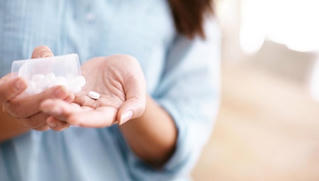 Điều gì xảy ra khi uống thuốc mà không uống nước?