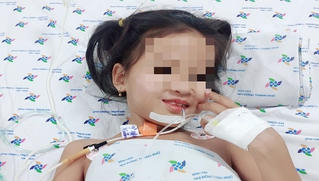 Bé gái 7 tuổi với gương mặt cứng đơ như tượng 