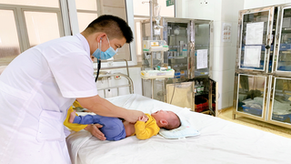 Đổ nhầm cồn 90 độ... rửa mũi cho bé 