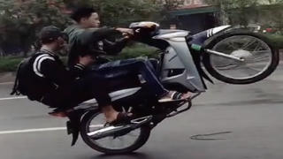 Xử phạt nam thanh niên khoe bốc đầu xe trên mạng xã hội