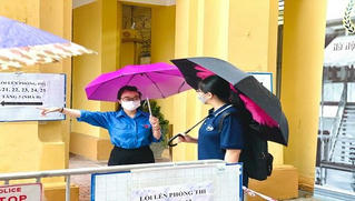 Bóng áo xanh tình nguyện tiếp sức mùa thi