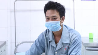 Nam thanh niên suýt mù khi cắt cỏ bằng máy