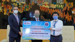 Hơn 97.000 liều vaccine phòng COVID-19 của Pfizer đã về Việt Nam