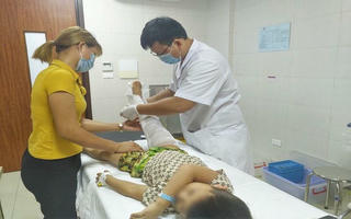 Bé 5 tuổi bị kéo đâm rách cơ đùi khi giằng co với anh 