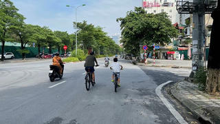 Hà Nội: Nhiều người vô tư đạp xe, chạy bộ, đi thể dục như chưa hề giãn cách xã hội 