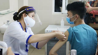 Hỏa tốc yêu cầu các tỉnh/thành tăng tốc tiêm chủng vaccine phòng COVID-19