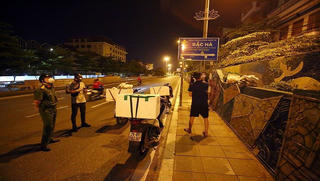 Phạt 3 thanh niên mang giò chả vào khu cách ly bán