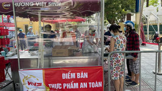 Người dân Hà Nội phấn khởi mua hàng tại các điểm bán lưu động