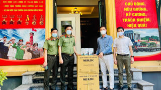 Dược phẩm TV.Pharm và các nhà hảo tâm trao tặng vật tư y tế cho bệnh viện tuyến đầu tâm dịch 