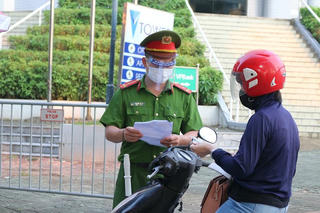 Hà Nội yêu cầu người đi đường xuất trình lịch trực, lịch làm việc